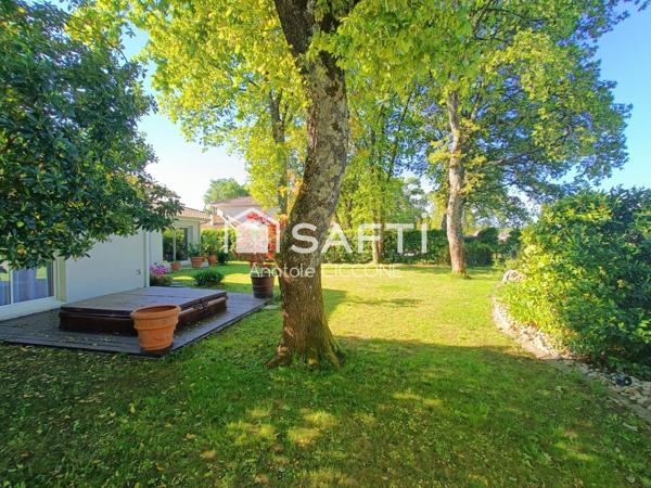 Maison contemporaine sur un jardin paysagé avec vue
