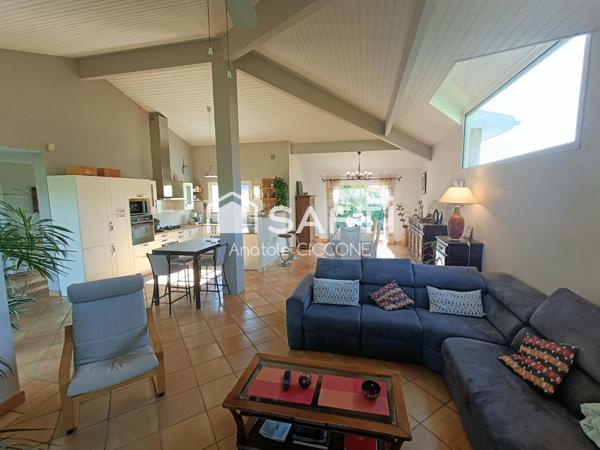 Maison contemporaine sur un jardin paysagé avec vue