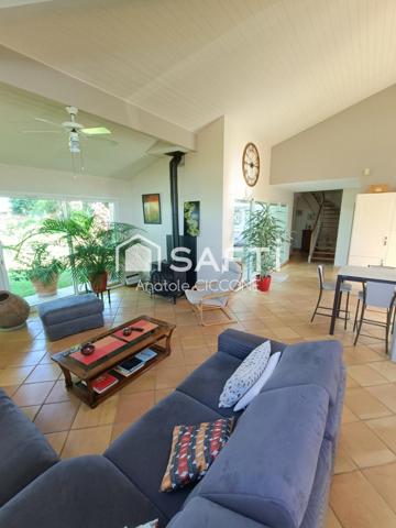 Maison contemporaine sur un jardin paysagé avec vue