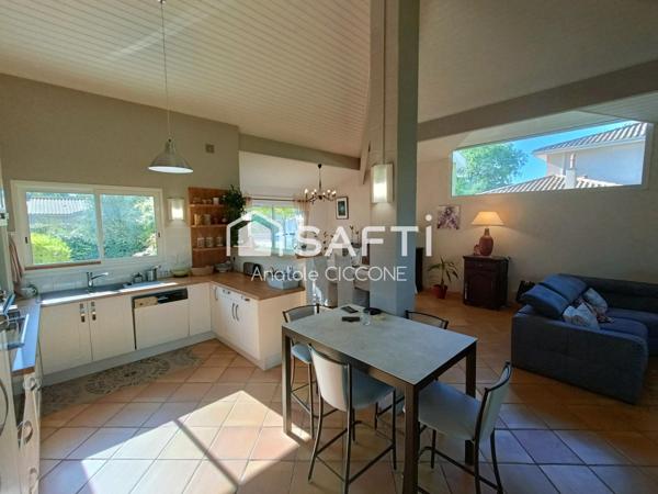 Maison contemporaine sur un jardin paysagé avec vue