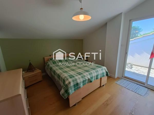 Maison contemporaine sur un jardin paysagé avec vue