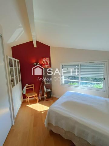 Maison contemporaine sur un jardin paysagé avec vue