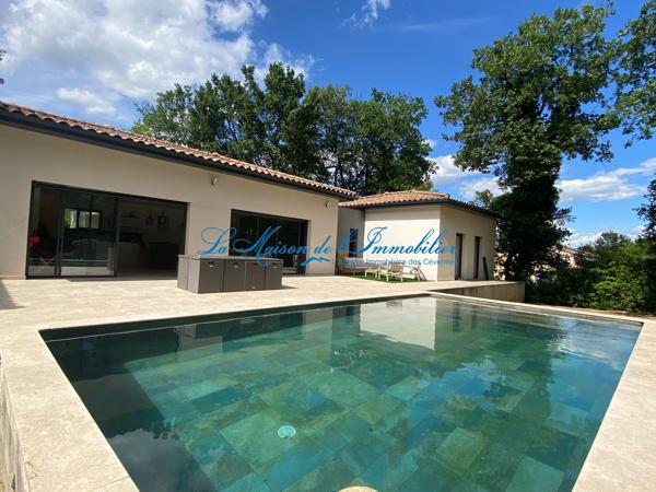 A 20min de Nîmes villa de type F5 sur 1177m2 de terrain avec piscine et garage