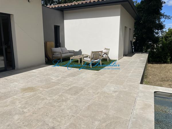 A 20min de Nîmes villa de type F5 sur 1177m2 de terrain avec piscine et garage