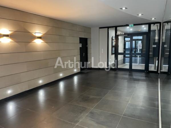 Bureaux rénovés avec parkings - Emplacement stratégique, immeuble de standing