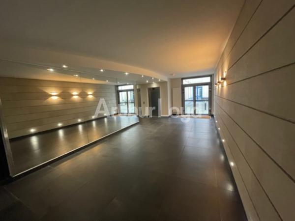 Bureaux rénovés avec parkings - Emplacement stratégique, immeuble de standing