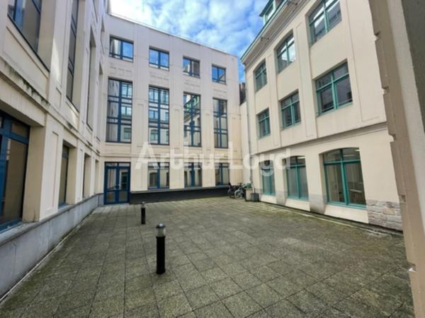 Bureaux rénovés avec parkings - Emplacement stratégique, immeuble de standing