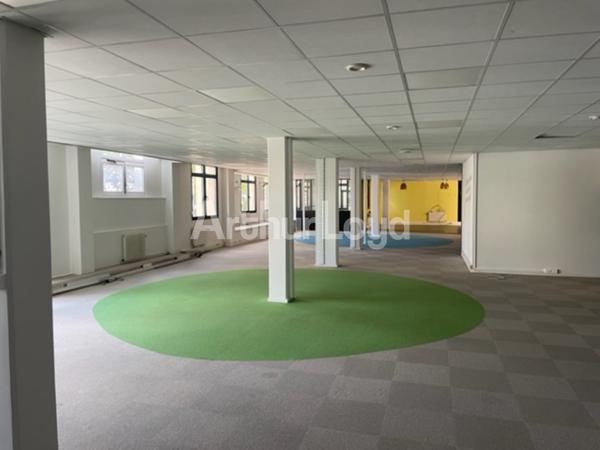 Bureaux rénovés avec parkings - Emplacement stratégique, immeuble de standing