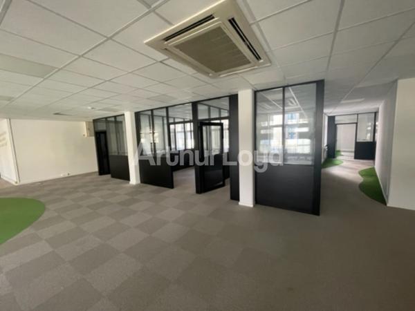 Bureaux rénovés avec parkings - Emplacement stratégique, immeuble de standing