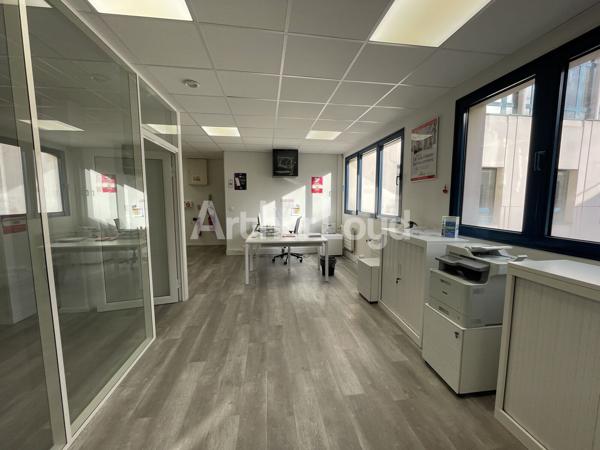Bureaux rénovés avec parkings - Emplacement stratégique, immeuble de standing