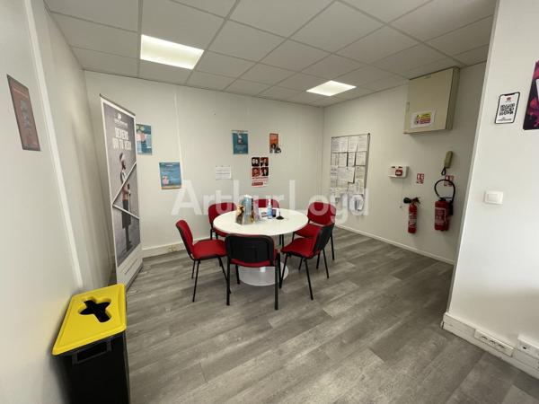 Bureaux rénovés avec parkings - Emplacement stratégique, immeuble de standing