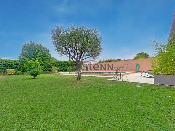 Maison Vacqueyras 6 pièce(s) 143 m2 Terrain - Piscine - Garages