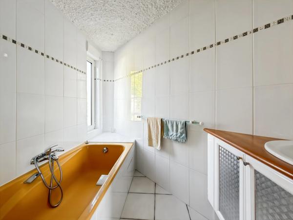 MAISON ATYPIQUE DE 80 M² SUR PLUS DE 1 000 M² DE TERRAIN