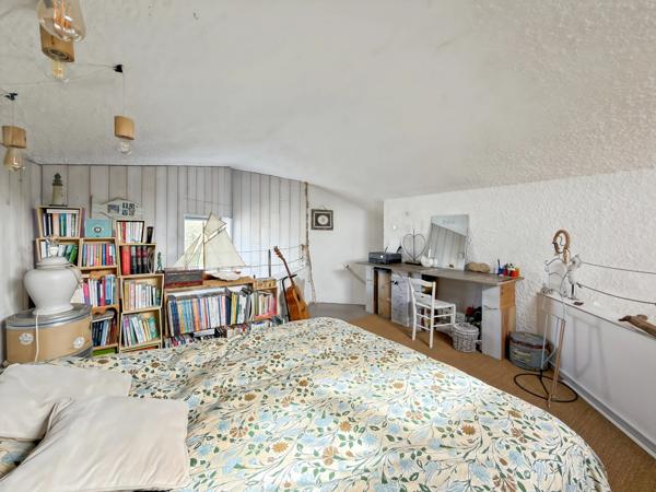 MAISON ATYPIQUE DE 80 M² SUR PLUS DE 1 000 M² DE TERRAIN