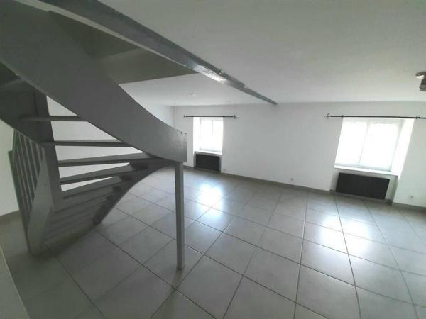 MONTBRISON - Studio meublé