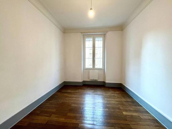 GRENOBLE / 46 rue d'Alembert. Proximité Tram A et gare.~Agréable T4 + C de 87,55 m² au 1er étage.