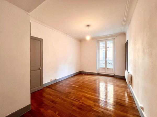 GRENOBLE / 46 rue d'Alembert. Proximité Tram A et gare.~Agréable T4 + C de 87,55 m² au 1er étage.