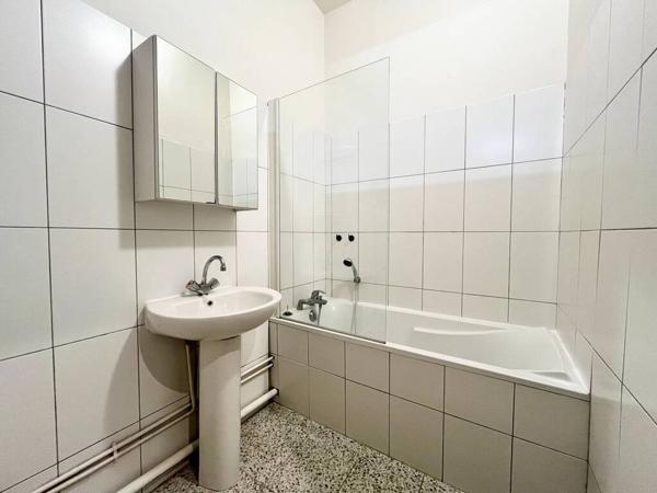 GRENOBLE / 46 rue d'Alembert. Proximité Tram A et gare.~Agréable T4 + C de 87,55 m² au 1er étage.