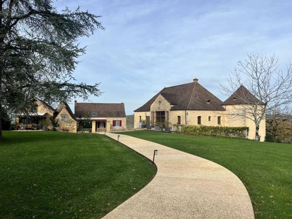 Propriété d’Exception – Domaine Privé de 27 Hectares en Position Dominante – Périgord Noir