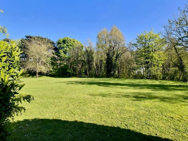 COTTAGE 52M2, TERRASSE, CELLIER, STATIONNEMENT, GARDIEN À L'ANNÉE