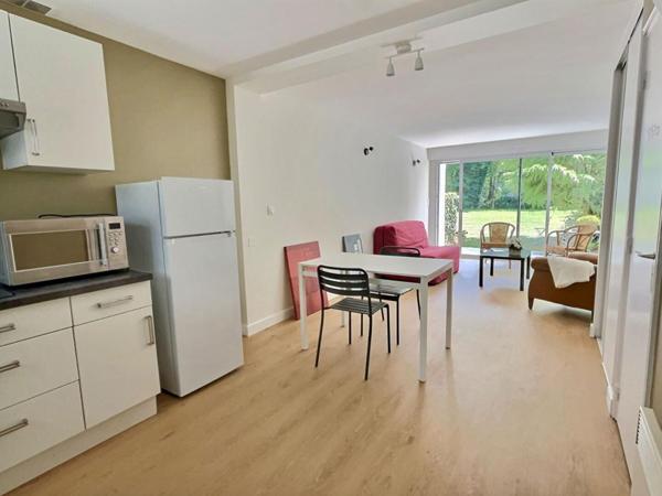 COTTAGE 52M2, TERRASSE, CELLIER, STATIONNEMENT, GARDIEN À L'ANNÉE