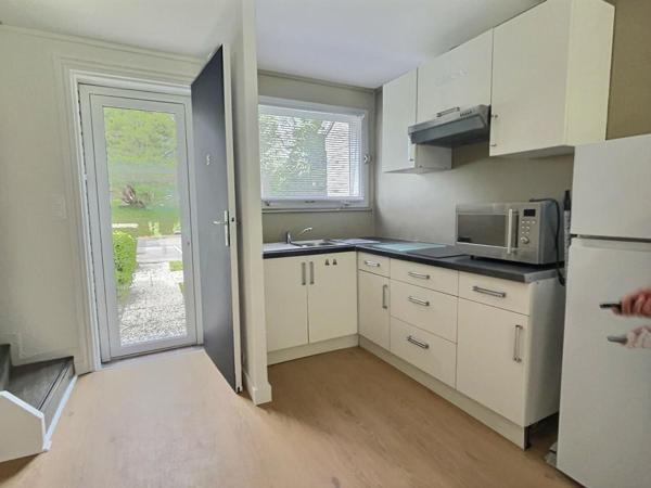 COTTAGE 52M2, TERRASSE, CELLIER, STATIONNEMENT, GARDIEN À L'ANNÉE