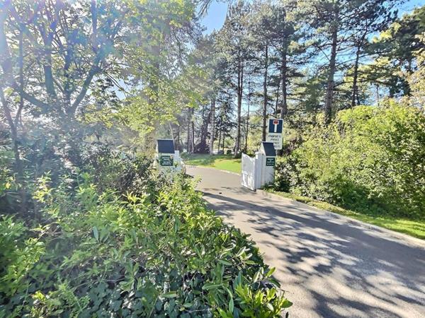 COTTAGE 52M2, TERRASSE, CELLIER, STATIONNEMENT, GARDIEN À L'ANNÉE