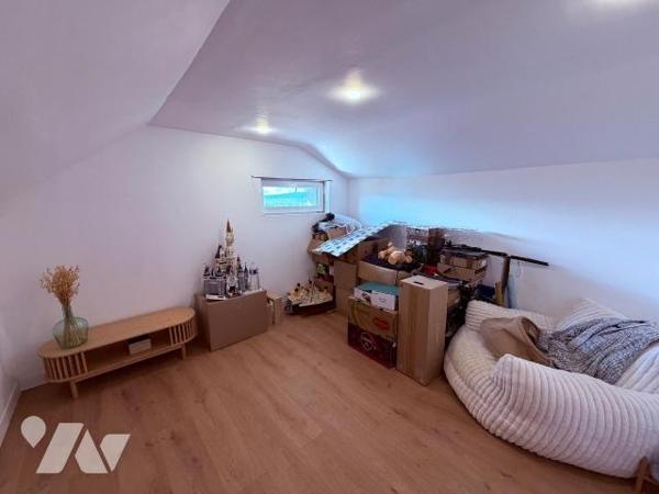 Située dans les hauteurs de Culoz, cette maison individuelle bénéficie d'un agencement fonction...