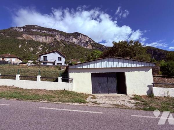 Située dans les hauteurs de Culoz, cette maison individuelle bénéficie d'un agencement fonction...