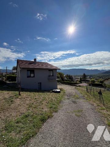 Située dans les hauteurs de Culoz, cette maison individuelle bénéficie d'un agencement fonction...