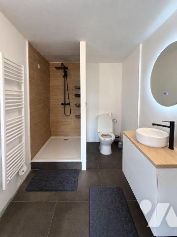 Située dans les hauteurs de Culoz, cette maison individuelle bénéficie d'un agencement fonction...