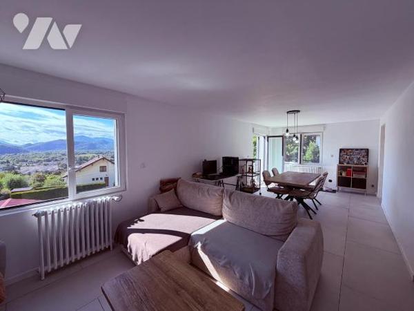 Située dans les hauteurs de Culoz, cette maison individuelle bénéficie d'un agencement fonction...