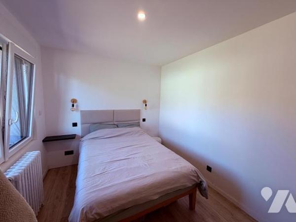 Située dans les hauteurs de Culoz, cette maison individuelle bénéficie d'un agencement fonction...