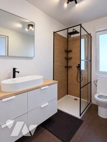 Située dans les hauteurs de Culoz, cette maison individuelle bénéficie d'un agencement fonction...