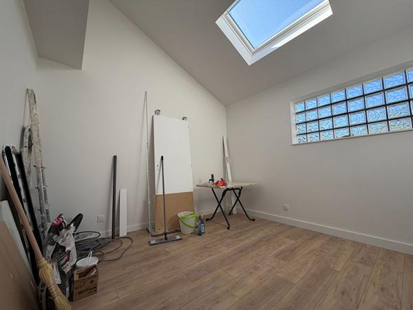 A vendre - Maison 2 chambres de 65 m² entièrement rénovée avec cour "Angers Mirabeau / Parc du Pin"