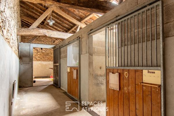 Propriété de charme avec piscine intérieure, dépendances et écuries