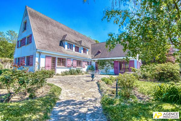 Le Chesnay centre ville - Maison 14 pièces 395.90 m² habitables sur parcelle de 2250 m² €1 760 000 ** - Référence 25757