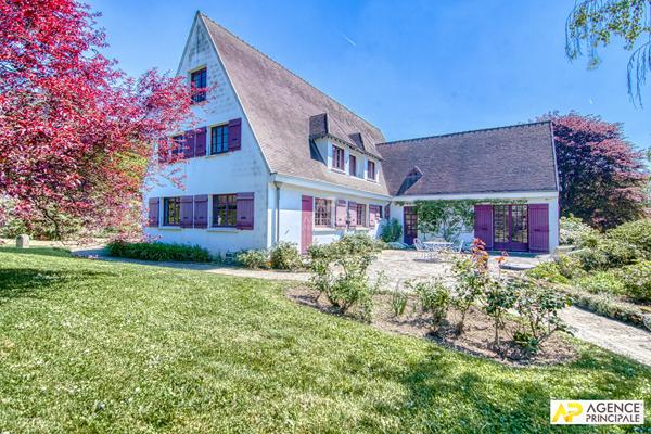 Le Chesnay centre ville - Maison 14 pièces 395.90 m² habitables sur parcelle de 2250 m² €1 760 000 ** - Référence 25757