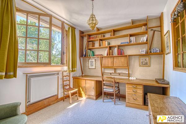 Le Chesnay centre ville - Maison 14 pièces 395.90 m² habitables sur parcelle de 2250 m² €1 760 000 ** - Référence 25757