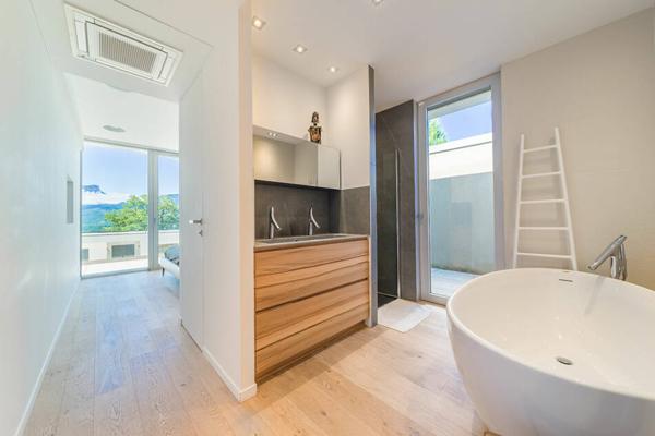 Villa contemporaine avec piscine