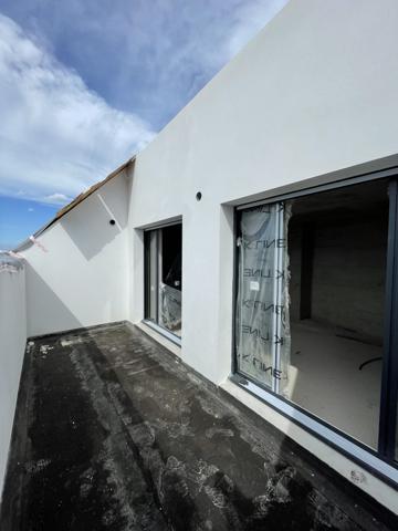 Dernier Étage dan sun Immeuble en Pierre avec Terrasse et Parking