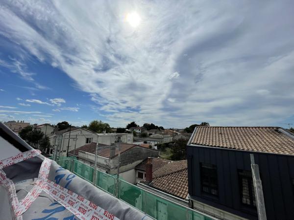 Dernier Étage dan sun Immeuble en Pierre avec Terrasse et Parking