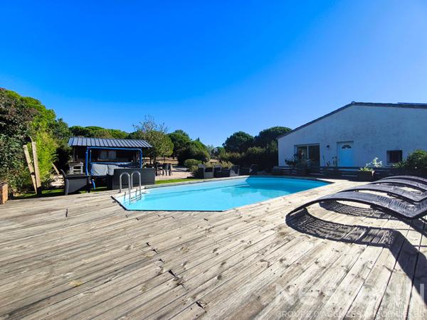 Villa de plain-pied de 158 m² avec studio, piscine et 1,5 hectare de terrain