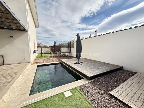 🏡 **À VENDRE – Maison récente avec prestations de qualité**
💰 **Prix : 499 000 €**

📍 Située au calme, en impasse secteur VIGNERAIE  cette maison construite en 2017 offre environ 150 m² habitables sur un terrain de 580 m²,
à seulement 30 min de Montpellier.

🎥vidéo du bien=>   https://drive.google.com/file/d/1jIJn81dqI5aLsYacZpgeaCFoZSxj_6nO/view?usp=sharing
                                   https://drive.google.com/file/d/1PblXlXlei5QqeP83JrzcWW2biRNh20m2/view?usp=drive_link
---

✨ **Les atouts principaux :**

* 🛋️ **Superbe pièce de vie de 65 m²** avec belle hauteur sous plafond et luminosité exceptionnelle
* 🍽️ Cuisine équipée ouverte + arrière-cuisine / buanderie
* 🛏️ **Suite parentale en rez-de-chaussée (30 m²)** avec dressing et salle d’eau privative
* 🚽 WC indépendant
* 🚗 **Garage isolé et carrelé de 32 m²** (possibilité studio indépendant)

---

🛌 **À l’étage :**

* 🌞 2 chambres exposées plein sud avec placards
* 🧸 1 chambre supplémentaire (bureau / salle de jeux actuellement)
* 🛁 Salle de bains avec WC
  ➡️ **Total : 4 chambres**

---

🌴 **Extérieurs & équipements :**

* 🏊 Piscine chauffée (10 m²) avec châssis roulant sécurisé et nage a contre courant
* 🍖 Cuisine d’été conviviale
* 🚲 Abri vélos + abri piscine
* 🌿 Pergola en fer thermolaqué

⚙️ **Confort & performance :**

* ❄️ Climatisation réversible gainable
* ♻️ Chauffe-eau thermodynamique
* 💧 Alimentation en eau par le canal
* 🌐 Fibre optique
* 🔥 Conduit prévu pour poêle ou cheminée

---

✅ **Pourquoi cette maison ?**

* 🆕 Construction récente (2017 – norme RT 2012)
* 📐 Grand espace de vie de 65 m²
* 👨‍👩‍👧 Suite parentale spacieuse au rez-de-chaussée
* 🔧 Garage aménageable (studio possible)
* 🌞 Extérieurs complets et fonctionnels
* 💡 Équipements favorisant les économies d’énergie

---

📍 **Environnement idéal :**

* 🏫 Écoles et collège à moins de 10 min à pied
* 🎓 Lycée à ~10 min (voiture ou bus)
* 🛍️ Commerces et supermarché à proximité
* 🚗 Accès facile aux axes routiers et transports

---

📞 **Contact :**
Pour plus d’informations ou organiser une visite :
**Céline Taormina – 06 35 21 91 15**