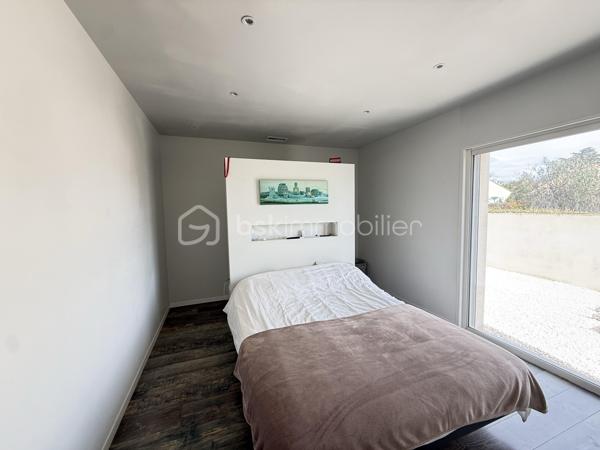 🏡 **À VENDRE – Maison récente avec prestations de qualité**
💰 **Prix : 499 000 €**

📍 Située au calme, en impasse secteur VIGNERAIE  cette maison construite en 2017 offre environ 150 m² habitables sur un terrain de 580 m²,
à seulement 30 min de Montpellier.

🎥vidéo du bien=>   https://drive.google.com/file/d/1jIJn81dqI5aLsYacZpgeaCFoZSxj_6nO/view?usp=sharing
                                   https://drive.google.com/file/d/1PblXlXlei5QqeP83JrzcWW2biRNh20m2/view?usp=drive_link
---

✨ **Les atouts principaux :**

* 🛋️ **Superbe pièce de vie de 65 m²** avec belle hauteur sous plafond et luminosité exceptionnelle
* 🍽️ Cuisine équipée ouverte + arrière-cuisine / buanderie
* 🛏️ **Suite parentale en rez-de-chaussée (30 m²)** avec dressing et salle d’eau privative
* 🚽 WC indépendant
* 🚗 **Garage isolé et carrelé de 32 m²** (possibilité studio indépendant)

---

🛌 **À l’étage :**

* 🌞 2 chambres exposées plein sud avec placards
* 🧸 1 chambre supplémentaire (bureau / salle de jeux actuellement)
* 🛁 Salle de bains avec WC
  ➡️ **Total : 4 chambres**

---

🌴 **Extérieurs & équipements :**

* 🏊 Piscine chauffée (10 m²) avec châssis roulant sécurisé et nage a contre courant
* 🍖 Cuisine d’été conviviale
* 🚲 Abri vélos + abri piscine
* 🌿 Pergola en fer thermolaqué

⚙️ **Confort & performance :**

* ❄️ Climatisation réversible gainable
* ♻️ Chauffe-eau thermodynamique
* 💧 Alimentation en eau par le canal
* 🌐 Fibre optique
* 🔥 Conduit prévu pour poêle ou cheminée

---

✅ **Pourquoi cette maison ?**

* 🆕 Construction récente (2017 – norme RT 2012)
* 📐 Grand espace de vie de 65 m²
* 👨‍👩‍👧 Suite parentale spacieuse au rez-de-chaussée
* 🔧 Garage aménageable (studio possible)
* 🌞 Extérieurs complets et fonctionnels
* 💡 Équipements favorisant les économies d’énergie

---

📍 **Environnement idéal :**

* 🏫 Écoles et collège à moins de 10 min à pied
* 🎓 Lycée à ~10 min (voiture ou bus)
* 🛍️ Commerces et supermarché à proximité
* 🚗 Accès facile aux axes routiers et transports

---

📞 **Contact :**
Pour plus d’informations ou organiser une visite :
**Céline Taormina – 06 35 21 91 15**