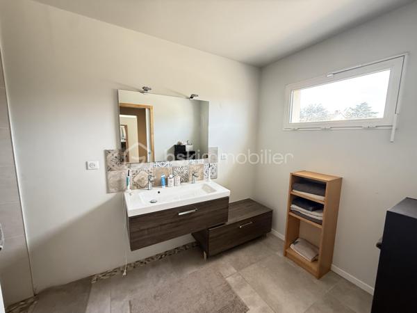 🏡 **À VENDRE – Maison récente avec prestations de qualité**
💰 **Prix : 499 000 €**

📍 Située au calme, en impasse secteur VIGNERAIE  cette maison construite en 2017 offre environ 150 m² habitables sur un terrain de 580 m²,
à seulement 30 min de Montpellier.

🎥vidéo du bien=>   https://drive.google.com/file/d/1jIJn81dqI5aLsYacZpgeaCFoZSxj_6nO/view?usp=sharing
                                   https://drive.google.com/file/d/1PblXlXlei5QqeP83JrzcWW2biRNh20m2/view?usp=drive_link
---

✨ **Les atouts principaux :**

* 🛋️ **Superbe pièce de vie de 65 m²** avec belle hauteur sous plafond et luminosité exceptionnelle
* 🍽️ Cuisine équipée ouverte + arrière-cuisine / buanderie
* 🛏️ **Suite parentale en rez-de-chaussée (30 m²)** avec dressing et salle d’eau privative
* 🚽 WC indépendant
* 🚗 **Garage isolé et carrelé de 32 m²** (possibilité studio indépendant)

---

🛌 **À l’étage :**

* 🌞 2 chambres exposées plein sud avec placards
* 🧸 1 chambre supplémentaire (bureau / salle de jeux actuellement)
* 🛁 Salle de bains avec WC
  ➡️ **Total : 4 chambres**

---

🌴 **Extérieurs & équipements :**

* 🏊 Piscine chauffée (10 m²) avec châssis roulant sécurisé et nage a contre courant
* 🍖 Cuisine d’été conviviale
* 🚲 Abri vélos + abri piscine
* 🌿 Pergola en fer thermolaqué

⚙️ **Confort & performance :**

* ❄️ Climatisation réversible gainable
* ♻️ Chauffe-eau thermodynamique
* 💧 Alimentation en eau par le canal
* 🌐 Fibre optique
* 🔥 Conduit prévu pour poêle ou cheminée

---

✅ **Pourquoi cette maison ?**

* 🆕 Construction récente (2017 – norme RT 2012)
* 📐 Grand espace de vie de 65 m²
* 👨‍👩‍👧 Suite parentale spacieuse au rez-de-chaussée
* 🔧 Garage aménageable (studio possible)
* 🌞 Extérieurs complets et fonctionnels
* 💡 Équipements favorisant les économies d’énergie

---

📍 **Environnement idéal :**

* 🏫 Écoles et collège à moins de 10 min à pied
* 🎓 Lycée à ~10 min (voiture ou bus)
* 🛍️ Commerces et supermarché à proximité
* 🚗 Accès facile aux axes routiers et transports

---

📞 **Contact :**
Pour plus d’informations ou organiser une visite :
**Céline Taormina – 06 35 21 91 15**