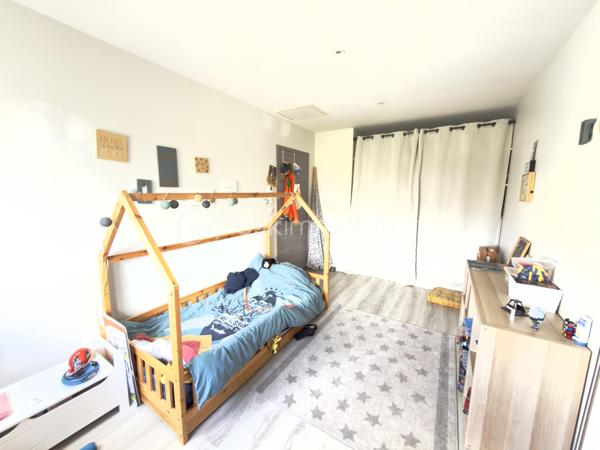 🏡 **À VENDRE – Maison récente avec prestations de qualité**
💰 **Prix : 499 000 €**

📍 Située au calme, en impasse secteur VIGNERAIE  cette maison construite en 2017 offre environ 150 m² habitables sur un terrain de 580 m²,
à seulement 30 min de Montpellier.

🎥vidéo du bien=>   https://drive.google.com/file/d/1jIJn81dqI5aLsYacZpgeaCFoZSxj_6nO/view?usp=sharing
                                   https://drive.google.com/file/d/1PblXlXlei5QqeP83JrzcWW2biRNh20m2/view?usp=drive_link
---

✨ **Les atouts principaux :**

* 🛋️ **Superbe pièce de vie de 65 m²** avec belle hauteur sous plafond et luminosité exceptionnelle
* 🍽️ Cuisine équipée ouverte + arrière-cuisine / buanderie
* 🛏️ **Suite parentale en rez-de-chaussée (30 m²)** avec dressing et salle d’eau privative
* 🚽 WC indépendant
* 🚗 **Garage isolé et carrelé de 32 m²** (possibilité studio indépendant)

---

🛌 **À l’étage :**

* 🌞 2 chambres exposées plein sud avec placards
* 🧸 1 chambre supplémentaire (bureau / salle de jeux actuellement)
* 🛁 Salle de bains avec WC
  ➡️ **Total : 4 chambres**

---

🌴 **Extérieurs & équipements :**

* 🏊 Piscine chauffée (10 m²) avec châssis roulant sécurisé et nage a contre courant
* 🍖 Cuisine d’été conviviale
* 🚲 Abri vélos + abri piscine
* 🌿 Pergola en fer thermolaqué

⚙️ **Confort & performance :**

* ❄️ Climatisation réversible gainable
* ♻️ Chauffe-eau thermodynamique
* 💧 Alimentation en eau par le canal
* 🌐 Fibre optique
* 🔥 Conduit prévu pour poêle ou cheminée

---

✅ **Pourquoi cette maison ?**

* 🆕 Construction récente (2017 – norme RT 2012)
* 📐 Grand espace de vie de 65 m²
* 👨‍👩‍👧 Suite parentale spacieuse au rez-de-chaussée
* 🔧 Garage aménageable (studio possible)
* 🌞 Extérieurs complets et fonctionnels
* 💡 Équipements favorisant les économies d’énergie

---

📍 **Environnement idéal :**

* 🏫 Écoles et collège à moins de 10 min à pied
* 🎓 Lycée à ~10 min (voiture ou bus)
* 🛍️ Commerces et supermarché à proximité
* 🚗 Accès facile aux axes routiers et transports

---

📞 **Contact :**
Pour plus d’informations ou organiser une visite :
**Céline Taormina – 06 35 21 91 15**