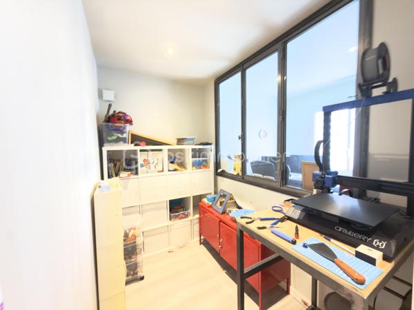 🏡 **À VENDRE – Maison récente avec prestations de qualité**
💰 **Prix : 499 000 €**

📍 Située au calme, en impasse secteur VIGNERAIE  cette maison construite en 2017 offre environ 150 m² habitables sur un terrain de 580 m²,
à seulement 30 min de Montpellier.

🎥vidéo du bien=>   https://drive.google.com/file/d/1jIJn81dqI5aLsYacZpgeaCFoZSxj_6nO/view?usp=sharing
                                   https://drive.google.com/file/d/1PblXlXlei5QqeP83JrzcWW2biRNh20m2/view?usp=drive_link
---

✨ **Les atouts principaux :**

* 🛋️ **Superbe pièce de vie de 65 m²** avec belle hauteur sous plafond et luminosité exceptionnelle
* 🍽️ Cuisine équipée ouverte + arrière-cuisine / buanderie
* 🛏️ **Suite parentale en rez-de-chaussée (30 m²)** avec dressing et salle d’eau privative
* 🚽 WC indépendant
* 🚗 **Garage isolé et carrelé de 32 m²** (possibilité studio indépendant)

---

🛌 **À l’étage :**

* 🌞 2 chambres exposées plein sud avec placards
* 🧸 1 chambre supplémentaire (bureau / salle de jeux actuellement)
* 🛁 Salle de bains avec WC
  ➡️ **Total : 4 chambres**

---

🌴 **Extérieurs & équipements :**

* 🏊 Piscine chauffée (10 m²) avec châssis roulant sécurisé et nage a contre courant
* 🍖 Cuisine d’été conviviale
* 🚲 Abri vélos + abri piscine
* 🌿 Pergola en fer thermolaqué

⚙️ **Confort & performance :**

* ❄️ Climatisation réversible gainable
* ♻️ Chauffe-eau thermodynamique
* 💧 Alimentation en eau par le canal
* 🌐 Fibre optique
* 🔥 Conduit prévu pour poêle ou cheminée

---

✅ **Pourquoi cette maison ?**

* 🆕 Construction récente (2017 – norme RT 2012)
* 📐 Grand espace de vie de 65 m²
* 👨‍👩‍👧 Suite parentale spacieuse au rez-de-chaussée
* 🔧 Garage aménageable (studio possible)
* 🌞 Extérieurs complets et fonctionnels
* 💡 Équipements favorisant les économies d’énergie

---

📍 **Environnement idéal :**

* 🏫 Écoles et collège à moins de 10 min à pied
* 🎓 Lycée à ~10 min (voiture ou bus)
* 🛍️ Commerces et supermarché à proximité
* 🚗 Accès facile aux axes routiers et transports

---

📞 **Contact :**
Pour plus d’informations ou organiser une visite :
**Céline Taormina – 06 35 21 91 15**