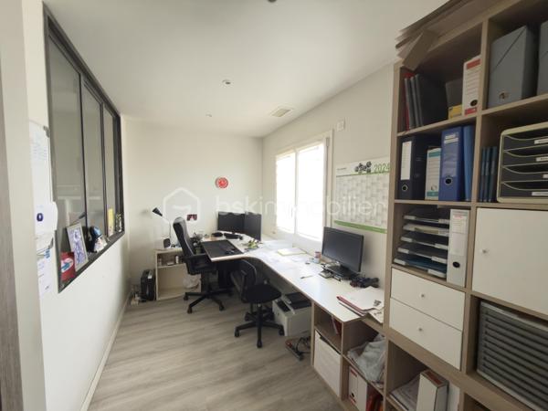 🏡 **À VENDRE – Maison récente avec prestations de qualité**
💰 **Prix : 499 000 €**

📍 Située au calme, en impasse secteur VIGNERAIE  cette maison construite en 2017 offre environ 150 m² habitables sur un terrain de 580 m²,
à seulement 30 min de Montpellier.

🎥vidéo du bien=>   https://drive.google.com/file/d/1jIJn81dqI5aLsYacZpgeaCFoZSxj_6nO/view?usp=sharing
                                   https://drive.google.com/file/d/1PblXlXlei5QqeP83JrzcWW2biRNh20m2/view?usp=drive_link
---

✨ **Les atouts principaux :**

* 🛋️ **Superbe pièce de vie de 65 m²** avec belle hauteur sous plafond et luminosité exceptionnelle
* 🍽️ Cuisine équipée ouverte + arrière-cuisine / buanderie
* 🛏️ **Suite parentale en rez-de-chaussée (30 m²)** avec dressing et salle d’eau privative
* 🚽 WC indépendant
* 🚗 **Garage isolé et carrelé de 32 m²** (possibilité studio indépendant)

---

🛌 **À l’étage :**

* 🌞 2 chambres exposées plein sud avec placards
* 🧸 1 chambre supplémentaire (bureau / salle de jeux actuellement)
* 🛁 Salle de bains avec WC
  ➡️ **Total : 4 chambres**

---

🌴 **Extérieurs & équipements :**

* 🏊 Piscine chauffée (10 m²) avec châssis roulant sécurisé et nage a contre courant
* 🍖 Cuisine d’été conviviale
* 🚲 Abri vélos + abri piscine
* 🌿 Pergola en fer thermolaqué

⚙️ **Confort & performance :**

* ❄️ Climatisation réversible gainable
* ♻️ Chauffe-eau thermodynamique
* 💧 Alimentation en eau par le canal
* 🌐 Fibre optique
* 🔥 Conduit prévu pour poêle ou cheminée

---

✅ **Pourquoi cette maison ?**

* 🆕 Construction récente (2017 – norme RT 2012)
* 📐 Grand espace de vie de 65 m²
* 👨‍👩‍👧 Suite parentale spacieuse au rez-de-chaussée
* 🔧 Garage aménageable (studio possible)
* 🌞 Extérieurs complets et fonctionnels
* 💡 Équipements favorisant les économies d’énergie

---

📍 **Environnement idéal :**

* 🏫 Écoles et collège à moins de 10 min à pied
* 🎓 Lycée à ~10 min (voiture ou bus)
* 🛍️ Commerces et supermarché à proximité
* 🚗 Accès facile aux axes routiers et transports

---

📞 **Contact :**
Pour plus d’informations ou organiser une visite :
**Céline Taormina – 06 35 21 91 15**