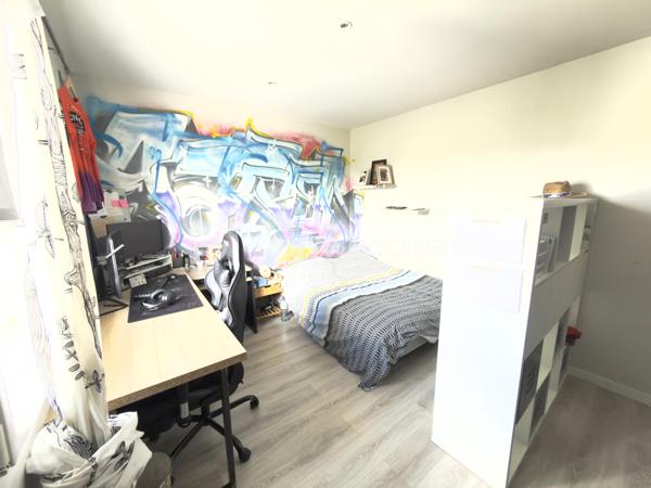 🏡 **À VENDRE – Maison récente avec prestations de qualité**
💰 **Prix : 499 000 €**

📍 Située au calme, en impasse secteur VIGNERAIE  cette maison construite en 2017 offre environ 150 m² habitables sur un terrain de 580 m²,
à seulement 30 min de Montpellier.

🎥vidéo du bien=>   https://drive.google.com/file/d/1jIJn81dqI5aLsYacZpgeaCFoZSxj_6nO/view?usp=sharing
                                   https://drive.google.com/file/d/1PblXlXlei5QqeP83JrzcWW2biRNh20m2/view?usp=drive_link
---

✨ **Les atouts principaux :**

* 🛋️ **Superbe pièce de vie de 65 m²** avec belle hauteur sous plafond et luminosité exceptionnelle
* 🍽️ Cuisine équipée ouverte + arrière-cuisine / buanderie
* 🛏️ **Suite parentale en rez-de-chaussée (30 m²)** avec dressing et salle d’eau privative
* 🚽 WC indépendant
* 🚗 **Garage isolé et carrelé de 32 m²** (possibilité studio indépendant)

---

🛌 **À l’étage :**

* 🌞 2 chambres exposées plein sud avec placards
* 🧸 1 chambre supplémentaire (bureau / salle de jeux actuellement)
* 🛁 Salle de bains avec WC
  ➡️ **Total : 4 chambres**

---

🌴 **Extérieurs & équipements :**

* 🏊 Piscine chauffée (10 m²) avec châssis roulant sécurisé et nage a contre courant
* 🍖 Cuisine d’été conviviale
* 🚲 Abri vélos + abri piscine
* 🌿 Pergola en fer thermolaqué

⚙️ **Confort & performance :**

* ❄️ Climatisation réversible gainable
* ♻️ Chauffe-eau thermodynamique
* 💧 Alimentation en eau par le canal
* 🌐 Fibre optique
* 🔥 Conduit prévu pour poêle ou cheminée

---

✅ **Pourquoi cette maison ?**

* 🆕 Construction récente (2017 – norme RT 2012)
* 📐 Grand espace de vie de 65 m²
* 👨‍👩‍👧 Suite parentale spacieuse au rez-de-chaussée
* 🔧 Garage aménageable (studio possible)
* 🌞 Extérieurs complets et fonctionnels
* 💡 Équipements favorisant les économies d’énergie

---

📍 **Environnement idéal :**

* 🏫 Écoles et collège à moins de 10 min à pied
* 🎓 Lycée à ~10 min (voiture ou bus)
* 🛍️ Commerces et supermarché à proximité
* 🚗 Accès facile aux axes routiers et transports

---

📞 **Contact :**
Pour plus d’informations ou organiser une visite :
**Céline Taormina – 06 35 21 91 15**